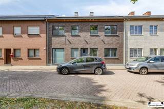 <p><span>Verken deze charmante woning in het hart van Wilrijk, een perfecte combinatie van comfort en stijl. Met een bewoonbare oppervlakte van 172m² op een perceel van 202m², biedt dit huis een ruime en uitnodigende sfeer.</span></p><p><span> </span></p><p><span>Bij binnenkomst ontdekt u een moderne en lichte leefruimte, ideaal voor zowel ontspanning als entertainment. De stijlvolle keuken is volledig uitgerust en biedt voldoende opbergruimte met zijn strakke kasten en moderne apparatuur, waardoor het bereiden van maaltijden een waar genot wordt.</span></p><p><span> </span></p><p><span>Deze woning beschikt over drie ruime slaapkamers, (mogelijk 4).  Ideaal voor gezinnen of degenen die extra ruimte nodig hebben. De badkamer is smaakvol ingericht en biedt comfort en functionaliteit.</span></p><p><span> </span></p><p><span>De grote glazen schuifdeuren in de leefruimte geven toegang tot een prachtige, onderhoudsvriendelijke tuin: een perfecte plek voor zomerse barbecues en ontspanning in de zon. Hoewel er geen garage is, biedt de omgeving voldoende parkeermogelijkheden.</span></p><p><span> </span></p><p><span>Gelegen in een rustige en groene buurt vlak in een parkje, biedt dit huis zowel de sereniteit van de natuur als de nabijheid van stadsvoorzieningen. Beleef het beste van beide werelden in dit fantastische huis in Antwerpen. Mis deze unieke kans niet om eigenaar te worden van dit prachtige pand!  Deze woning is perfect voor kangoeroewonen, ook geschikt voor werk-of hobbyruimte.  Perfect op te delen in twee woningen!</span></p><p><span> </span></p><p><span>Door de nodige isolatie en zonnepanelen betaald men maar 68 euro aan electriciteit.  Fantastisch!!!  Zeer rustige buurt!!!!</span></p>