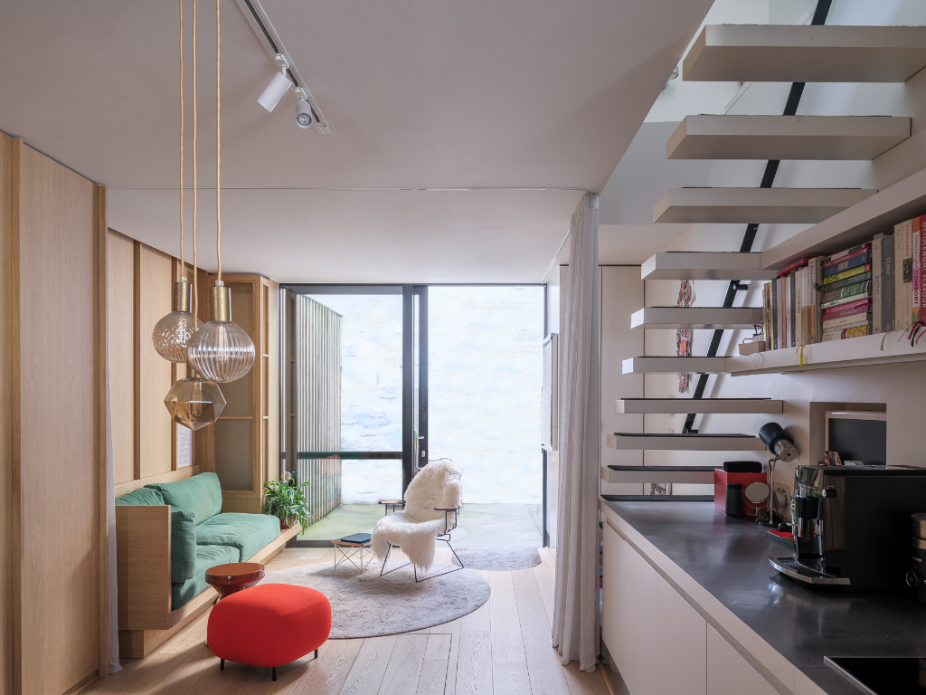 Une maison d’angle architecturale offrant une spatialité exceptionnelle, deux chambres et deux espaces extérieurs. - photo 2