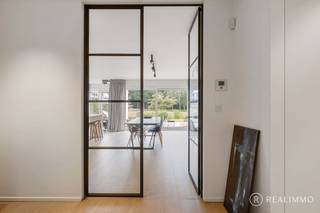 In Residentie Steelander in Harelbeke bevindt zich dit ruim en kwalitatief afgewerkt appartement van maar liefst 169 m². Het appartement dateert uit 2012 en is rustig gelegen, met een vlotte verbinding naar belangrijke invalswegen.<br /><br /><u><strong>Indeling</strong></u><br />Via de royale inkomhal, voorzien van een gastentoilet en praktische berging, kom je in de ruime leefruimte met open keuken. De volledig uitgeruste keuken en leefruimte vormen samen een aangename open space van maar liefst 70 m². Dankzij de grote raampartijen geniet je hier van veel lichtinval en een mooi zicht op het domein met vijver. Aansluitend bevindt zich de eerste slaapkamer, die momenteel ingericht is als bureauruimte. Vanuit de leefruimte is er toegang tot het ruime terras aan de voorzijde van maar liefst 31 m², waar je volop geniet van het groene domein en het zicht op de vijver.<br /><br />Het nachtgedeelte omvat de twee overige slaapkamers. De eerste slaapkamer beschikt over een eigen douche en lavabo. De masterbedroom is royaal ingericht en beschikt over een praktische dressing en een eigen badkamer met zowel een bad als een douche.<br />Aan de achterzijde van het appartement bevindt zich nog een tweede terras van 11 m², waardoor je zowel vooraan als achteraan over een aangename buitenruimte beschikt.<br /><br /><u><strong>Technisch</strong></u><br />Het appartement werd gebouwd in 2012, beschikt over een EPC-label B en wordt verwarmd met vloerverwarming op aardgas. Dankzij het hoogrendementsglas geniet je van een aangenaam wooncomfort. Verder is er een alarmsysteem, domotica en ingebouwde ledspots aanwezig.<br /><br /><u><strong>Troeven</strong></u>
<ul>
<li>172 m² woonoppervlakte waarvan 70 m² leefruimte</li>
<li>31 m² terras met zicht op de vijver aan de voorzijde, een terras van 11m² aan de achterzijde</li>
<li>3 slaapkamers</li>
<li>2 badkamers en dressing</li>
</ul>
Mogelijkheid tot bijkopen van 2 garages aan €35.000 per garage.<br /><br />Meer info of een bezoek ter plaatse? Contacteer Beau op 0494 52 19 62 of via beau@real-immo.be.