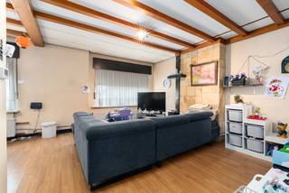 <p>Deze halfopen bebouwing in de Landstraat te Zelzate is gelegen op een mooi perceel van 695 m² en vormt een uitstekende basis voor wie op zoek is naar een woning met ruimte en potentieel om volledig naar eigen smaak te renoveren.</p><p> </p><p>Op het gelijkvloers omvat de woning een inkomhal, ruime leefruimte, keuken, wasplaats, gastentoilet en veranda.</p><p>Op de eerste verdieping bevinden zich drie slaapkamers en een badkamer met ligbad.</p><p>Daarnaast beschikt de woning over een ruime zolder, die tal van mogelijkheden biedt en een kelder.</p><p> </p><p>Buiten geniet u van een aangename omheinde tuin, een aparte garage en een ruime oprit met voldoende parkeergelegenheid.</p><p> </p><p>Interesse om dit pand te bezichtigen?<br />Plan nu uw afspraak in op het nummer 0499/84.71.00 of via chabelli@vastgoeddevos.be.</p><p> </p>