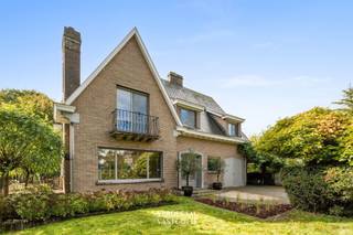 <p><span>Ligging<br /></span><span>Deze klassevolle villawoning situeert zich in een rustige residentiële straat in Sleidinge. <br />De dorpskern met winkels, scholen en het station ligt vlakbij. <br />De R4 en de grote verkeersassen liggen binnen handbereik. <br />Hier woon je in een groene, gezinsvriendelijke omgeving met alle voorzieningen in de buurt.<br /><br /></span><span>Mooie en karaktervolle villa met zonnige tuin op 916 m²<br /></span><span>Deze statige villa staat op een perceel van 916 m². <br />De woning combineert klassieke allure met een warm en verzorgd interieur.<br />Via de inkomhal kom je in de ruime leefruimte. <br />Grote raampartijen zorgen voor veel licht en een mooi zicht op de tuin. <br />Het salon heeft een sfeervolle haard. <br />De eethoek kijkt uit op het groen. <br />Een parketvloer brengt warmte in het geheel.<br />De keuken is functioneel ingericht met twee ovens, een inductiekookplaat, een dampkap en veel kastruimte.<br />Een aparte wasplaats en een inpandige garage vervolledigen het gelijkvloers.<br />Op de eerste verdieping zijn er vier slaapkamers.<br />De hoofdslaapkamer heeft een Frans balkon met zicht op de tuin.<br />Een tweede kamer met balkon kijkt uit op de voorzijde en een derde slaapkamer is momenteel ingericht als wellnessruimte met infraroodsauna (inclusief) en lavabo. <br />De badkamer heeft een ligbad met douchewand, lavabomeubel en een hangtoilet.<br />Een extra troef is de volledig ingerichte zolderverdieping / studio met slaapkamer, bureauhoek, badkamer met hydromassagedouche, lavabomeubel en toilet.<br />Ideaal voor een tiener, gasten of een thuiskantoor.<br /><br />Buiten geniet je van een grote tuin, zonnig terras, volwassen groen en heel wat privacy.<br />Aan de voorzijde liggen een verzorgde voortuin, extra parking en een oprit richting garage.<br /><br /></span><span>Extra<br /></span><span>/ elektriciteit conform<br />/ kelder<br />/ haardcassette<br />/ rolluiken<br />/ airco verdieping 2<br />/ zonnewering keuken<br />/ overdekt terras<br /><br /></span><span>Troeven<br /></span><span>/ ultra gezellige villa<br />/ grote, zonnige tuin<br />/ 4 slaapkamers + studio<br />/ instapklaar<br /><br /></span></p>