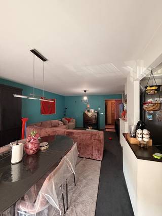 Instapklaar appartement Leopold Gilislaan - Deurne
Instapklaar, volledig gerenoveerd 2-slaapkamerappartement met terras en EPC B op een uitstekende ligging in Deurne. Dit lichtrijke appartement biedt 87 m² wooncomfort in een kleinschalig gebouw met lage gemeenschappelijke kosten.
Daarnaast is er een gemeenschappelijke kelder, waarbij een privatief gedeelte ter beschikking staat voor extra bergruimte.
Troeven:
* 82 m² bewoonbare oppervlakte
* 5 m² terras
* 2 ruime slaapkamers
* Badkamer met bad/douche
* Volledig gerenoveerd en instapklaar
* Zeer lichtrijk
* EPC B (energiezuinig)
* Overal automatische rolluiken
* Nieuw geïnstalleerd ventilatiesysteem in de hoofdslaapkamer
* Gemeenschappelijke kelder met privatieve bergruimte
* Gunstige ligging nabij winkels, scholen, openbaar vervoer en belangrijke invalswegen
Interessant voor zowel eigen bewoning als investering. Het appartement wordt vrij opgeleverd bij de akte, ten laatste op 1/11/2026.
Interesse? Neem gerust contact op voor meer informatie of een bezichtiging.