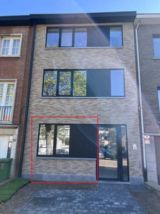 In een centraal gelegen nieuwbouwproject met 3 appartementen wordt dit gelijkvloerse éénslaapkamerappartement afgewerkt tegen juli 2026. Het lichte, energiezuinige appartement beschikt over vloerverwarming en zonnepanelen en wordt afgewerkt met kwaliteitsvol materiaal. Vanuit de hal toegang naar de slaapkamer vooraan, apart gastentoilet, badkamer met inloopdouche en badmeubel, ruime woonkamer met open keuken (alle inbouwtoestellen voorzien). Groot terras, zuid- zuidwest gerichte tuin en ruime tuinberging. Alle winkels en diensten op loopafstand. Geen lift. Provisie gemeenschappelijke kosten 25 euro per maand. Voor verdere informatie of een plaatsbezoek kan u contact opnemen via info@batimmo-vastgoed.be