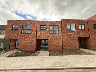 Maison neuve située dans une rue calme à Diegem, comprenant : hall d’entrée, cuisine entièrement équipée avec espace repas et buanderie, séjour...