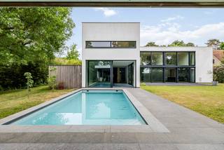 This property with a plot area of 2856m² and a living area of 438m² is a dream home for those seeking luxury, space, and comfort. With its numerous bedrooms, bathrooms, pool, and parking spaces, this property is ideal for a large family or for those who value space and privacy. The garden is located to the south, allowing you to enjoy the sun all day long. Don't hesitate any longer and discover this unique property in Schilde!<br /><br />For more information or a visit, visit www.christiesrealestatebelgium.be.