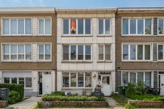 Maak snel uw afspraak via Anne De Block- OC Vastgoed: 0471 38 00 36 of anne@ocvastgoed.be<br /><br />Dit ruim, lichtrijk appartement (71m²) met twee slaapkamers bevindt zich in een rustige woonwijk te Deurne in een kleinschalig appartementsgebouw. Belangrijke invalswegen, winkels en scholen op wandelafstand. <br /><br />Indeling - appartement op eerste verdieping:<br />- Lichtrijke leef- en eetruimte met grote raampartijn 25m²<br />- Keuken voorzien van alle toestellen <br />- Twee slaapkamers (14m² /5,5m²)<br />- Moderne badkamer voorzien van inloopdouche en dubbele lavabo <br /><br />Twee private kelderbergingen.<br />Parkeerplaats in de straat. <br /><br />Technische gegevens:<br />Conforme elektriciteit, dubbele beglazing en energiezuinig.<br /><br />Bent u op zoek naar een instapklaar appartement in Deurne of een interessante investering? Kom dan zeker langs, dit is de eerste bewoning na renovatie ! <br /><strong>BEZOEKDAG ZATERDAG 6 JUNI, NA AFSPRAAK! </strong><br /><br />EPC 180 (energielabel B) - energiezuinig / Bewoonbare oppervlakte volgens het EPC attest zonder terrassen: 71m²<br />m²  <br />Stedenbouwkundige inlichtingen aangevraagd op 31/05/2026<br />Geen overstromingsgevoelig gebied: P-score: A, G-score: A<br />Geen renovatieverplichting! 