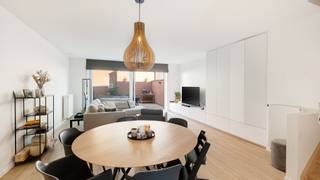 Deze recente en energiezuinige woning combineert hedendaags wooncomfort met een uitzonderlijke ligging aan de kust. Gelegen in een rustige straat, op amper 350 meter van het strand en vlak bij alle commerciële voorzieningen, biedt deze eigendom het beste van twee werelden: rust en privacy, vlak bij het bruisende leven van Knokke-Heist. De woning werd vier jaar geleden gebouwd met hoogwaardige, kwalitatieve materialen en onderscheidt zich door haar verrassend ruime indeling en aangename woonbeleving.<br />Dankzij de combinatie van een toplocatie, energiezuinigheid en hedendaags comfort is deze eigendom uitermate geschikt als vaste woonst, tweede verblijf of interessante investering aan zee.<br /><br />Indeling:<br /><br />Inkom met toilet, vestiaire en berging, ruime, lichtrijke leefruimte met toegang tot terras, volledig uitgeruste keuken.<br /><br />Eerste verdieping: nachthal met toilet, berging en wasplaats, drie slaapkamers met ingemaakte kasten, badkamer met inloopdouche.<br /><br />Tweede verdieping: nachthal, dubbele slaapkamer met aansluitende douchekamer.<br /><br />Derde verdieping: zolder toegankelijk via uitschuifbare trap. <br /><br />Praktische fietsenstalling. Mogelijkheid tot aankoop van een goed toegankelijke, zeer ruime garagebox (6m x 3,57m) met directe toegang naar de woning.<br /><br />Bezoeken? Graag na afspraak met Avantimmo op het nummer 050 62 50 55