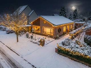 In een rustige verkaveling gelegen, een te renoveren, gelijkvloerse woning met een bewoonbare oppervlakte van ± 133 m² (excl. garage) op een perceel van ± 759 m² (west oriëntatie), <br /><br />Op de begane grond bevindt zich de entreehal die toegang verleent tot de leefruimte met ramen rondom en haard, op tegelvloer. Hierna de te renoveren keuken, uitkijkend op de zijtuin en de veranda. Via de keuken te bereiken en via de leefruimte, een centrale hall waarlangs drie slaapkamers te vinden zijn.<br />Vervolgens een badkamer met inloopdouche en wastafel en apart toilet. Zolderverdieping. <br /><br />Als troef geniet deze woning van een ruime privatieve tuin met een vrijstaande ruime garage.<br /><br />Buitengewone kenmerken:<br />* Aangename en rustige buurt, nabij het centrum van Beerse<br />* Perceel ca 770m²