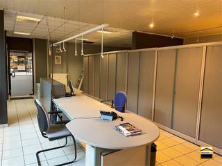 Gunstig gelegen handelsruimte van 167m², nabij het centrum van Sint-Truiden Dit handelspand treffen we aan binnen shopping Cicindria, nabij het...