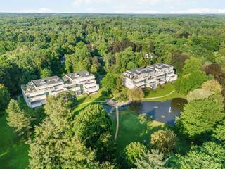 Exclusief appartement van ca 208m² te koop in Residentie “De Dennen” – een oase van rust, luxe en natuur. Op de eerste verdieping van het...