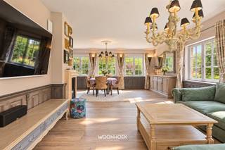 <p>Ontdek deze karaktervolle villa, prachtig gelegen in het landelijke Everslaar te Lokeren. De woning bevindt zich op een royaal perceel van 1.669 m² en combineert ruimte, privacy en een groene omgeving met tal van energiezuinige voorzieningen. Dankzij de 18 zonnepanelen, thuisbatterij, domotica en het gunstige EPC-label B geniet u hier van toekomstgericht wooncomfort.</p><p>Het achterliggende perceel, met oppervlakte van 2.094 m², kan optioneel worden aangekocht voor € 75.000.</p><hr /><p>De ruime oprit biedt parkeergelegenheid voor meerdere wagens en leidt naar de inpandige garage. Via de lichtrijke inkomhal betreedt u de woning. De stijlvolle houten trap vormt hier een warme blikvanger en geeft toegang tot de bovenliggende verdiepingen.</p><p>Op het gelijkvloers bevindt zich de gezellige leefruimte, ingericht met een zit- en eethoek. De grote raampartijen zorgen voor een aangename natuurlijke lichtinval en een fijne verbinding met de groene omgeving. Aansluitend bevindt zich de geïnstalleerde ---keuken met centraal eiland.</p><hr /><p>Een absolute troef is de royale extra leefruimte met veranda. Dankzij de vele glaspartijen geniet deze ruimte van een overvloed aan daglicht en een mooi uitzicht op de tuin. De loungehoek en jacuzzi maken hiervan een bijzondere ontspanningsruimte waar u het hele jaar door kunt genieten. Zowel de biljarttafel als de jacuzzi zijn inbegrepen in de verkoopprijs.</p><p>Op de eerste verdieping bevinden zich drie volwaardige slaapkamers. De eerste slaapkamer biedt een comfortabele rustplek. Een tweede slaapkamer beschikt over een ensuite badkamer met zowel een douche als een ligbad. De derde slaapkamer is uitgerust met een dressing en een eigen ensuite badkamer. Verder bevindt zich op deze verdieping een afzonderlijk toilet.</p><p>De tweede verdieping omvat twee bijkomende zolderslaapkamers. Deze ruimtes kunnen flexibel worden ingericht als slaap-, logeer-, werk- of hobbykamer en maken de woning bijzonder geschikt voor grotere gezinnen of wie behoefte heeft aan extra ruimte.</p><hr /><p>Buiten geniet u van een uitgestrekt en groen perceel met verschillende mogelijkheden voor ontspanning, spel en buitenleven. De landelijke ligging creëert een aangename sfeer van rust en privacy.</p><p>Dankzij de combinatie van de ruime leefvertrekken, 5 slaapkamers en 2 badkamers, inpandige garage, jacuzzi, 18 zonnepanelen, thuisbatterij en domotica vormt deze villa een uitzonderlijke thuis.</p><p>Vraag uw bezoek aan, telefonisch via 09 310 77 07 of mail naar info@woonhoekvastgoed.be.</p>