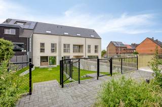 <h3>Instapklare BEN-woningen te koop in Denderleeuw – energiezuinig wonen tussen Brussel en Gent</h3><p>Ontdek de laatste volledig afgewerkte en onmiddellijk instapklare BEN-woningen in Denderlink, een kwalitatief nieuwbouwproject in Denderleeuw. Deze moderne gezinswoningen combineren hedendaagse architectuur, maximaal wooncomfort en uitzonderlijke energieprestaties op een rustige, maar bijzonder centrale locatie.</p><p>De woningen werden gebouwd volgens de strengste energienormen en beschikken over een verwarmingssysteem met vloerverwarming en zonnepanelen. Hierdoor geniet je het hele jaar door van een aangenaam binnenklimaat, een laag energieverbruik en aanzienlijk lagere energiekosten. Dankzij het BEN-karakter (Bijna-EnergieNeutraal) investeer je bovendien in een duurzame en toekomstgerichte woning.</p><p>Binnenin zorgen grote raampartijen voor een overvloed aan natuurlijk licht en een aangename woonbeleving. De hoogwaardige afwerking, doordachte indeling en energiezuinige technieken maken deze woningen ideaal voor gezinnen, koppels en pendelaars die op zoek zijn naar een zorgeloze woonoplossing.</p><p>Denderlink bevindt zich op een rustige locatie nabij het centrum van Denderleeuw, met winkels, scholen, horeca en recreatiemogelijkheden op korte afstand. Het station van Denderleeuw ligt vlakbij en biedt uitstekende treinverbindingen naar Brussel, Gent en andere belangrijke steden. Ook via de E40 bereik je vlot zowel Brussel als Gent, waardoor deze woningen perfect zijn voor wie werk en privé optimaal wil combineren.</p><p>Extra troeven:</p><ul><li><p>Volledig afgewerkt en onmiddellijk beschikbaar</p></li><li><p>BEN-woningen met uitstekende energieprestaties</p></li><li><p>energiezuinige vloerverwarming</p></li><li><p>Zonnepanelen inbegrepen</p></li><li><p>Lage energiekosten en maximaal wooncomfort</p></li><li><p>Veel natuurlijk licht dankzij grote raampartijen</p></li><li><p>Rustige maar centrale ligging</p></li><li><p>Vlotte verbinding naar Brussel en Gent</p></li><li><p>Station Denderleeuw op korte afstand</p></li><li><p>5 jaar vrijstelling van onroerende voorheffing</p></li></ul><p>Mis deze laatste kans niet om eigenaar te worden van een duurzame nieuwbouwwoning in Denderleeuw waar comfort, energiezuinigheid en een uitstekende bereikbaarheid perfect samenkomen.</p>