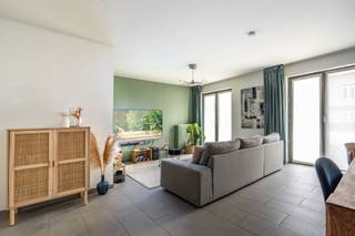 Ruim en goed onderhouden 2 slaapkamer appartement op het gelijkvloers.Het appartement kent de volgende indeling: Inkomhal met gastentoilet,...