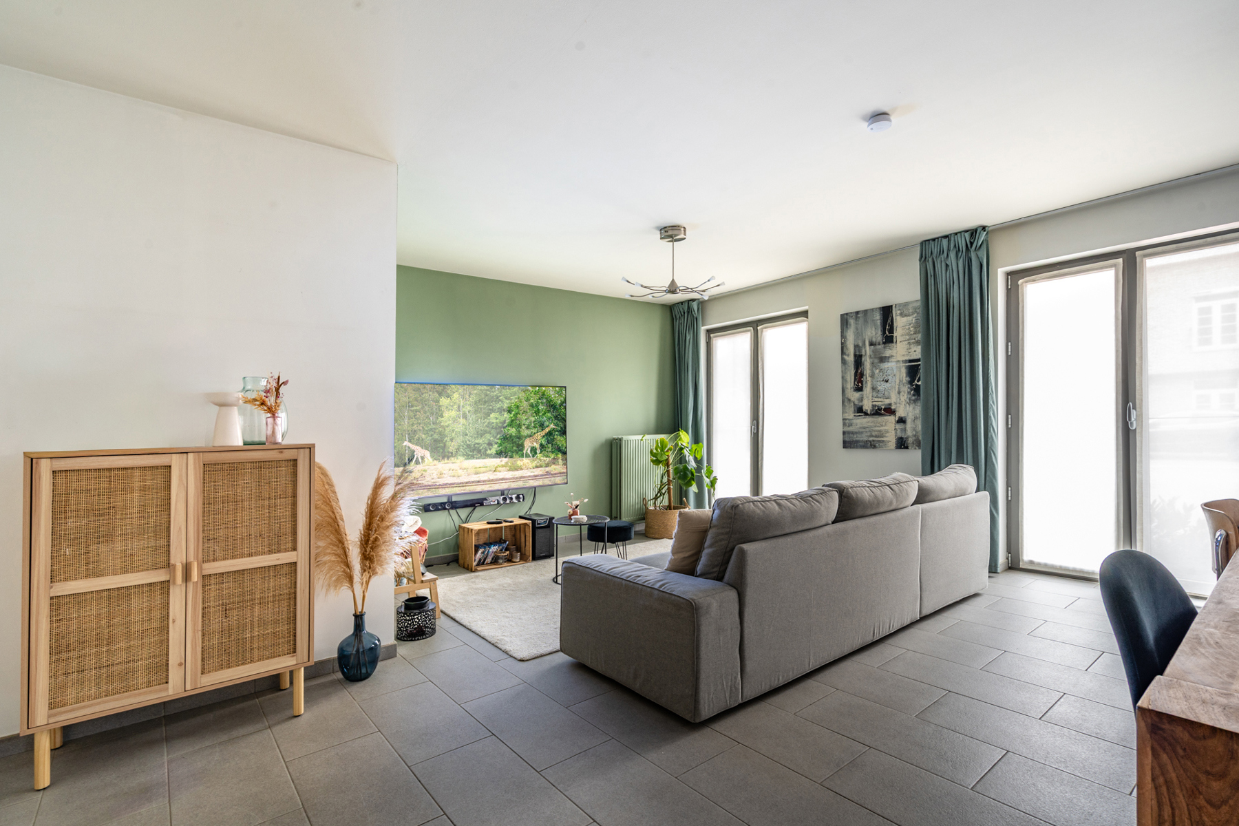 CENTRAAL GELEGEN INSTAPKLAAR GELIJKVLOERS APPARTEMENT - foto 2