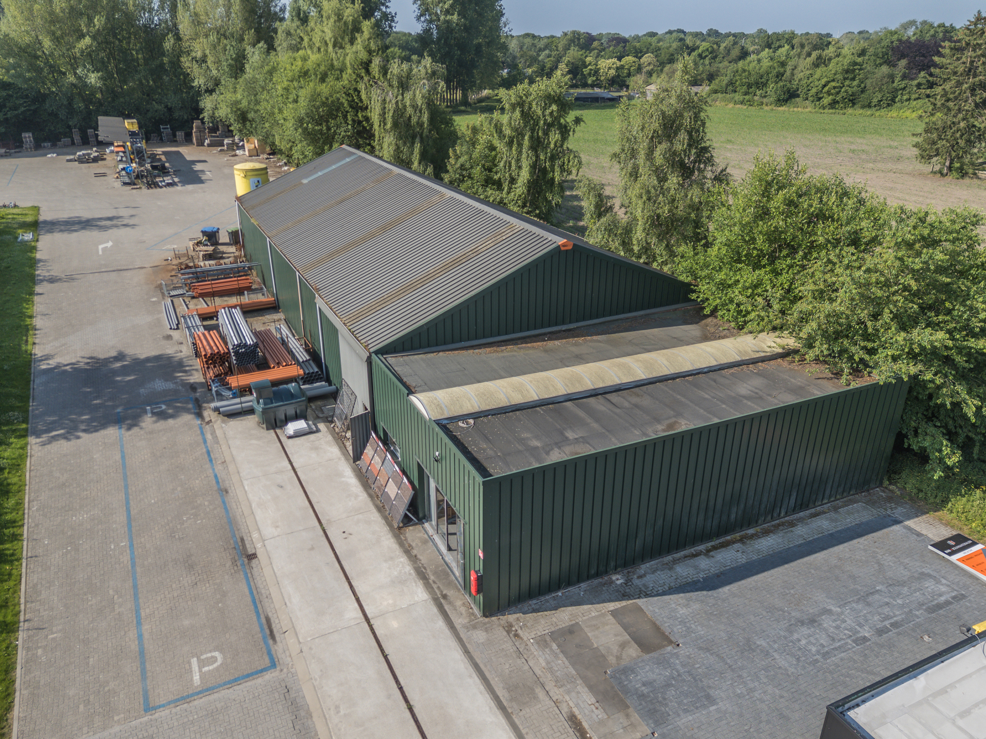 Complex met magazijn/kantoren, loods met showroom + woonst. - foto 4