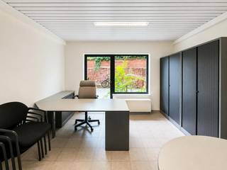 Op zoek naar een professionele, instapklare werkplek op een toplocatie in Hasselt? Dit volledig ingerichte kantoor van ca. 18 m² biedt alles wat je nodig hebt om meteen aan de slag te gaan.<br /><br />Het kantoor is volledig bemeubeld en geniet dankzij de grote raampartij van veel natuurlijk licht. Bovendien beschikt de ruimte over een rechtstreekse toegang naar buiten, wat zorgt voor een aangename en praktische werkomgeving.<br /><br />Als gebruiker kan je daarnaast gebruikmaken van het gedeelde sanitair en de gemeenschappelijke keuken. Het sanitair wordt gepoetst, zodat je steeds over een nette en verzorgde omgeving beschikt.<br /><br />Dankzij de compacte maar efficiënte inrichting is dit kantoor bijzonder geschikt voor verschillende zelfstandige activiteiten. Denk bijvoorbeeld aan een logopedist, bijlesgever, accountant, advocaat, consultant, therapeut of andere dienstverlener die op zoek is naar een professionele werkplek.<br /><br />Troeven:<br /><br />- Ca. 18 m² kantoorruimte<br />- Volledig ingericht en bemeubeld<br />- Veel natuurlijk licht<br />- Rechtstreekse toegang naar buiten<br />- Gedeelde keuken en sanitair<br />- Sanitair wordt gepoetst<br />- Instapklaar: meteen beschikbaar voor gebruik<br />- Toplocatie in Hasselt<br />- Ideaal voor diverse zelfstandige beroepen<br />- Mogelijkheid tot het huren van een parkeerplaats voor € 90/jaar<br /><br />Een ideale oplossing voor wie zonder grote investering meteen over een professionele kantoorruimte wil beschikken, op een vlot bereikbare en aantrekkelijke locatie in Hasselt.<br /><br />Interesse of graag een bezoek ter plaatse? Neem gerust contact met ons op via +32 470 85 30 84.