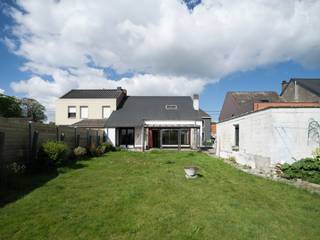Bel Sander op 0479355602 voor een afspraak ter plaatse. <br /><br />In het landelijke Meldert wordt deze solide, te renoveren halfopen woning te koop aangeboden. Het huis werd gebouwd in de jaren '70 en is steeds in handen van één familie gebleven. Hoewel het huis aan renovatie toe is, werd het tot vrij recent nog bewoond. <br /><br />Langsheen het huis bevindt zich een oprit met plaats voor meerdere auto's, met achteraan een ruime garage. We betreden de woning via een gerieflijke inkomhal, met plaats voor jassen en schoenen. Verder is er een gastentoilet. Leefruimte en keuken bevinden zich aan de zonnige tuinzijde. Deze ruimtes kunnen makkelijk met elkaar verbonden worden. Achter de keuken bevinden zich wasplaats en berging. In de veranda is het heerlijk vertoeven met zicht op de tuin. Boven vinden we badkamer, 3 kamers en het voormalige dakterras. Dit werd dichtgemaakt, maar kan terug opengetrokken worden. <br /><br />Achter de woning bevinden zich landbouw- en natuurgebied. Hier zal nooit gebouwd kunnen worden, waardoor u voor altijd van de rust kan genieten. <br /><br />Renovatieplicht: Ja