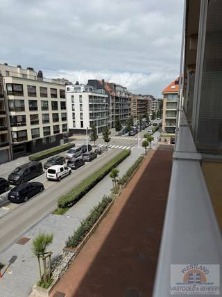 Bent u op zoek naar een betaalbare eigendom die u volledig naar uw eigen smaak kunt inrichten? Dan is deze studio in Residentie Santhooft zeker een bezoek waard.<br />De studio biedt een uitstekende basis voor wie graag zelf de handen uit de mouwen steekt en zijn woonruimte volledig naar eigen wensen wil renoveren en afwerken. Dankzij de slimme indeling beschikt u over tal van mogelijkheden om hier een gezellige en functionele verblijfplaats van te maken.<br />Een belangrijke troef is het gunstige EPC-label C, waardoor er geen renovatieverplichting van toepassing is. Zo kunt u stap voor stap moderniseren zonder tijdsdruk.<br />Deze studio is uitermate geschikt als investering, tweede verblijf aan zee of voor eigen gebruik.<br />Troeven:<br />- Gelegen in Residentie Santhooft<br />- Volledig naar eigen smaak te renoveren<br />- EPC-label C (geen renovatieverplichting)<br />- Interessant investeringspotentieel<br />- Ideaal als tweede verblijf of pied-à-terre<br />Bent u op zoek naar een eigendom met potentieel waar u uw eigen stempel op kunt drukken?<br />ontacteer ons vandaag nog voor meer informatie of een bezoek ter plaatse.