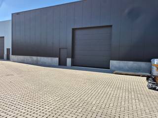 Op het Industrieterrein Jagersborg starten binnenkort de bouwwerken van dit representatieve KMO-project. Er zijn 9 KMO-units voorzien waarvan er 2 over een grote kantoorruimte beschikken. De afmetingen variëren van 204m² tot 1080m². Samenvoegen van units is mogelijk. De units worden casco opgeleverd waarbij de branddetectie reeds voorzien is.<br /><br />Zowel de N73 als de N78 zijn goed bereikbaar en de A2 autosnelweg bevindt zich op 9 km.<br /><br />KENMERKEN UNIT 3<br />- oppervlakte: 550m²<br />- minimale vrije hoogte: 6.10m<br />- 1 sectionaalpoort (4.00m breed x 4.20m hoog)<br />- lichtstraat met RWA<br />- basis branddetectie voorzien<br />- 3 privatieve parkeerplaatsen<br /><br />Vg - Igb - Gmo - Gvkr - Gvv<br /><br />Voor meer info: 011/39.90.50 of info@jansenrealestate.be