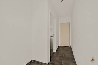 In een kleine rustige &amp; residentiële verkaveling bieden wij u deze woning te koop aan. <br />Kruisken is een zijstraat van de Schoonstraat, de weg tussen Evergem en Belzele. <br /><br />De ideale gezinswoning met een tuin, mooie woonkamer, open keuken (met eiland), wasplaats, toilet, berging en garage op de benedenverdieping. Boven zijn er 3 hele mooie ruime slaapkamers, een grote lichtrijke badkamer met luxueus wit lavabomeubel, mooie vloeren en betegeling rond bad en douche. Kraanwerk van bad en douche, én een ligbad dien je zelf te voorzien. Zo breng je een persoonlijke finishing touch aan de woning. <br /><br />De dakverdieping is afgewerkt als zolderruimte, toegankelijk met een gewone trap en kan u inrichten als extra slaapkamer, bureau of hobbyruimte. <br /> <br />Oppervlakte van het perceel is 213 m2. <br />Ruime bewoonbare oppervlakte van 204 m2 zorgt voor veel comfort. <br />De EPC-waarde van 90.00 en het energielabel A tonen aan dat de woning energiezuinig is.<br /><br />De woning beschikt over een garage en 2 parkeerplaatsen, er is een extra parking in de straat voor de bewoners en diens bezoekers. Goede oriëntatie, veel zonlicht, aangename buitenruimte. <br /><br />Ook de tuin, oprit en terras dient u nog zelf aan te leggen. <br /><br />Wenst u meer info, of een plaatsbezoek, bel Annemie 0477/345438 (of stuur whatsapp bij afwezigheid)