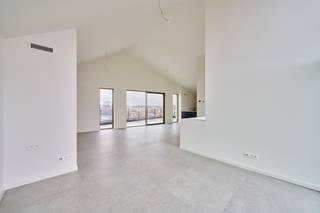 <span><b>Koop aan 6% btw (onder voorwaarden). Ook interessant voor investeerders!</b><br /><br />De Bonnefant, wonen in het midden van de stad en toch omgeven door groen. Een iconisch gebouw op een centrale en culturele locatie waar er ruimte is voor luxe, een onvergetelijke woonervaring of zorgeloos wonen in een assistentiewoning. <br /><br />Tussen de gebouwen van De Bonnefant is een <strong>groene doorsteek</strong> gecreëerd die de Demerstraat rechtstreeks verbindt met het begijnhof. Gezellig vertoeven in één van de twee gemeenschappelijke binnentuinen of liever een barbecue met de buren? Bovendien hebben de terrassen geïntegreerde plantenbakken die zijn uitgerust met een automatisch beregeningssysteem. Een extra groene beleving is verzekerd.<br /><br />Het bestaande RTT-gebouw is volledig gerenoveerd met het behoud van de Hasseltse authenticiteit en verder uitgebreid met energiezuinige nieuwbouw. Parkeren in het centrum is geen evidentie maar toekomstige bewoners van De Bonnefant kunnen parkeren in de ruime ondergrondse parkeerplaats. Je kan ook je fiets kwijt in de fietsenstalling. <br /><br /><strong>SKY HOUSES:</strong><br />Luxe, comfort en privacy. Dat van de indrukwekkende sky houses boven het gerenoveerd RTT-gebouw het best samen. Je woont er in het midden van én bovenop de bruisende stad in een fantastisch huis in de lucht. <br /><br /><span><strong>SKY HOUSE A5 APP 02 - Verdieping 5+6</strong></span><br />- bewoonbare oppervlakte: 182,16 m²<br />- oppervlakte terrassen: 54,90 m²<br />- benedenverdieping: inkomhal, berging, apart gastentoilet, 2 ruime slaapkamers + 1 kleinere slaapkamer, badkamer <br />- bovenverdieping: zeer ruime doorzon leefkamer met open keuken voorzien van kookeiland<br />- zowel op de beneden- als bovenverdieping: zuidgerichte terrassen met magnifiek zicht op de binnenstad<br />- 2 autostaanplaatsen in de afgesloten parkeerkelder <br /><br />GENIET VAN <strong>6% btw</strong> (onder voorwaarden). Vermelde prijs is exclusief ondergrondse parkeerplaatsen en exclusief registratie, btw en notariskosten. Alle appartementen werden intussen volledig afgewerkt en zijn instapklaar. De foto's tonen de huidige weergave en hoe de volledige inrichting kan gebeuren.<br /><br />Contacteer ons voor een bezoek ter plaatse. Ook bij de verkoop van jouw huidige woning helpen wij je graag.</span>