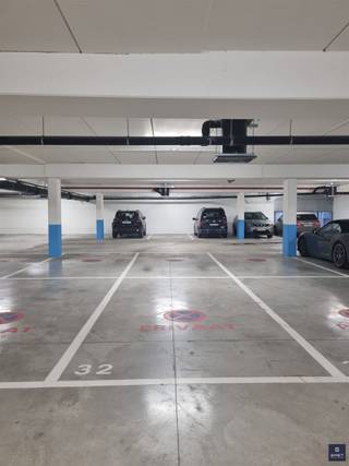 AUTOSTAANPLAATS TE HUUR WARANDE - centrum Beveren Op zoek naar een veilige en centraal gelegen parkeerplaats? Deze ruime autostaanplaats - P32- in de...