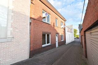 Op zoek naar een woning met potentieel? Deze gezellige woning is gelegen in een rustig straatje vlak bij de Schelde en op wandelafstand van het dorpscentrum van Rupelmonde. De woning dient volledig gerenoveerd te worden, maar biedt daardoor net heel wat mogelijkheden. Ideaal voor investeerders, handige kopers of wie op zoek is naar een renovatieproject met potentieel op meerwaarde. Renoveren naar eigen smaak, verhuren, doorverkopen of er zelf wonen? De mogelijkheden zijn er. Ontdek ter plaatse wat deze woning voor u kan betekenen!