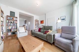 <p><strong><span>Informatie &amp; bezoeken: 02 315 51 71</span></strong></p>
<p><span>We Invest presenteert dit prachtige duplexappartement van hoogstaande kwaliteit, gelegen aan de </span><strong><span>Parlementsstraat 3 in Brussel</span></strong><span>, in het hart van de prestigieuze Europese wijk.</span></p>
<p><span>Dit nieuwe appartement bevindt zich op de </span><strong><span>5e en 6e verdieping</span></strong><span> van een modern gebouw met lift en biedt ruime leefruimtes en hoogwaardige afwerkingen. Het beschikt over een lichtrijke </span><strong><span>leefruimte van 45 m²</span></strong><span> met directe toegang tot een terras van meer dan </span><strong><span>30 m²</span></strong><span>, evenals een volledig uitgeruste open keuken met bergruimte.</span></p>
<p><span>Op de benedenverdieping bevinden zich </span><strong><span>3 slaapkamers van 20 m², 15 m² en 12 m²</span></strong><span>, een badkamer met jacuzzi, een douchekamer, twee aparte toiletten, een vestiaire en een wasruimte. Twee bijkomende terrassen vervolledigen het geheel en bieden een prachtig uitzicht over Brussel.</span></p>
<p><span>Voor uw comfort en veiligheid beschikt het appartement onder meer over veiligheidsdeuren, een codeslot, videofoons en parlofoons.</span></p>
<p><strong><span>Twee verplichte parkeerplaatsen zijn beschikbaar aan €20.000 per plaats.</span></strong></p>
<p><span>De uitzonderlijke ligging in het hart van de Europese wijk biedt een vlotte toegang tot het Europees Parlement, de Europese Commissie, de Europese Raad en talrijke instellingen, ambassades en internationale organisaties. Ook het openbaar vervoer is uitstekend bereikbaar, met onder meer het station Brussel-Luxemburg, metro, tram en bus in de nabije omgeving.</span></p>
<p><span>Daarnaast geniet u van de nabijheid van het </span><strong><span>Leopoldpark en het Jubelpark</span></strong><span>, evenals van talrijke winkels, restaurants, bars, scholen en kinderdagverblijven.</span></p>
<p><span>Een uitzonderlijk appartement dat ruimte, comfort, terrassen en een topligging in het hart van de Europese wijk combineert.</span></p>
<p><strong><span>Te bezoeken zonder uitstel!</span></strong></p>