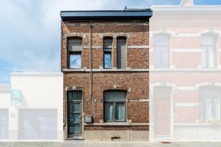 <p><span>We Invest Haute Senne vous propose cette spacieuse maison rénové idéalement située à Soignies, à proximité immédiate du centre-ville, de la gare, des écoles et de toutes les commodités.</span></p>
<p><span>± 144 m² habitables, cette habitation en excellent état général séduira aussi bien les familles que les acquéreurs à la recherche d'un bien offrant du potentiel.</span></p>
<p><span>Le rez-de-chaussée se compose d'un hall d'entrée accueillant, d'un vaste séjour lumineux de plus de 34 m², d'une cuisine équipée avec accès direct vers la cour aménagée, d'une première salle de bains comprenant baignoire d'angle, douche et double lavabo, d'un WC séparé ainsi que d'une buanderie.</span></p>
<p><span>L'étage accueille trois chambres confortables de ± 17 m², ± 17 m² et ± 22 m² ainsi qu'une seconde salle de bains.</span></p>
<p><span>Au dernier niveau, un grenier de près de 40 m² déjà équipé de châssis de toiture offre un potentiel d'aménagement exceptionnel. Celui-ci pourrait aisément accueillir deux chambres supplémentaires, une suite parentale ou un espace polyvalent selon vos besoins.</span></p>
<p><span>À l'extérieur, vous profiterez d'une agréable cour aménagée nécessitant peu d'entretien et permettant de profiter pleinement des beaux jours.</span></p>
<p><span>Sur le plan technique, le bien bénéficie notamment d'une toiture récente, d'une installation électrique conforme, de châssis PVC double vitrage, d'une chaudière gaz à condensation, d'un boiler thermodynamique de 200 litres, d'un adoucisseur d'eau ainsi que de 8 panneaux photovoltaïques contribuant à réduire les consommations énergétiques. Une cave complète également l'ensemble.</span></p>
<p><span>Une opportunité idéale pour une famille souhaitant bénéficier immédiatement de trois chambres tout en conservant un important potentiel d'agrandissement.</span></p>
<p><span>Faire offre à partir de 299.000 €, sous réserve d'acceptation du propriétaire.</span></p>
<p><span>PEB D - 327 kWh/m².an - N°20260611025731.</span></p>