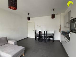 <p><span>Gezellig appartementje met 1 slaapkamer te Mortsel!</span></p><p><span>Op een zeer centrale ligging in hartje Mortsel vinden we dit gezellige appartementje op de tweede verdieping van een recent gebouw met lift.</span></p><p><span>Met trein, tram en bus in de directe omgeving en het winkelcentrum van Mortsel om de hoek, is dit een ideale locatie.</span></p><p><span> </span></p><p><span>Indeling: </span></p><p><span>We komen binnen in de inkomhal, die ons naar de gezellige woonkamer met open keuken leidt.</span></p><p><span>De keuken omvat een koelkast, combi-oven, inductie kookplaat, een dampkap en kastruimte.</span></p><p><span>De badkamer is uitgerust met een douche-cabine, een lavabomeubel en een toilet. Ook aansluiting voor een wasmachine is hier voorzien.</span></p><p><span>Aansluitend is er de slaapkamer die toegang geeft tot het deels overdekte terras (7 m²).</span></p><p><span>Overal in het appartement loopt de grijze tegelvloer door.</span></p><p><span> </span></p><p><span>Bijzonderheden: </span></p><ul><li><span>Geen gemeenschappelijke kosten</span></li><li><span>Huurwaarborg 3 maanden</span></li><li><span>Plaatsbeschrijving €225/partij</span></li><li><span>Beschikbaarheid: 1/03/2026</span></li><li><span>EPC B: 102 kWh/(m²/jaar)</span></li></ul><p><span> </span></p><p><span> </span></p><p><span>Boek nu zelf ONLINE uw afspraak in. Surf naar het betreffende eigendom op onze website <span>www.habicom.be</span></span><span> en klik op de roze knop </span><span>'PLAN EEN BEZOEK'</span><span>. <br />Kies het moment dat u het beste uitkomt, vul de gevraagde contactgegevens in en klik nadien op verzenden om te bevestigen.</span></p><p><span> </span></p>