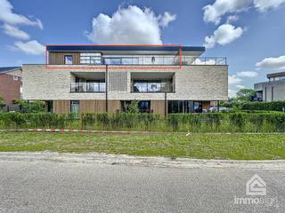 PLUSPUNTEN:<br />+ appartement 2.3<br />+ bruto oppervlakte: 140,53m²<br />+ netto oppervlakte: 114,53m²<br />+ terrasoppervlakte: 27,17m²<br />+ voorzien van zonnepanelen<br />+ 2 slaapkamers<br />+ ondergrondse parking en berging<br />+ extra carport nr. 15 inbegrepen<br />+ ventilatie type D<br />+ instapklare oplevering<br />+ ontwerp keuken zie downloads<br /><br />ALGEMEEN:<br />Twee comfortabele slaapkamers. Een ruime leefruimte met grote glaspartijen en een open keuken. En een zuid-oost georiënteerd terras van maar liefst 27,17 m². Dit appartement heeft het allemaal.<br /><br />Alsof dat nog niet genoeg is, bestaat het verder uit een twee aparte toiletten, een praktisch ingerichte badkamer en een handige berging, vlakbij de keuken. De nachthal scheidt de slaapkamers, één toilet en de badkamer van de rest van het appartement. Je beschikt ook over een ondergrondse autostaanplaats en extra kelderberging. Met de lift of trappen naar boven? Het kan allebei, aan jou de keuze.<br /><br />De appartementen worden instapklaar opgeleverd en voorzien van warmtepomp/vloerverwarming en ventilatietype D.<br /><br />De vermelde prijs is met inbegrip van kelderberging en ondergrondse autostaanplaats, rekening houdend met 21% btw te rekenen op de constructiewaarde.<br /><br />Aansluitkosten nutsvoorzieningen, aandeel kosten basisakte en notariskosten niet inbegrepen in verkoopprijs.<br /><br />Elk appartement wordt volledig afgewerkt conform het lastenboek en schilderklaar opgeleverd.<br /><br />DOWNLOAD: onder het tabblad downloads kan u het plan samen met het lastenboek terug vinden.<br /><br />Wilt u graag meer weten over deze instapklare moderne appartementen? Contacteer ons dan voor vrijblijvende info op +32 89 87 03 67 of elke@immosign-plus.be!