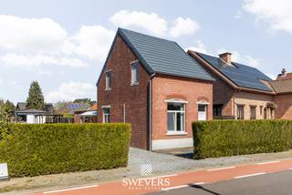 Interesse? Meer informatie op www.SWEVERS.be. - Deze open bebouwing in Heusden-Zolder, gebouwd in 1933 en deels gerenoveerd, ligt op een perceel van 740 m² en biedt veel potentieel voor renovatie of investering. De woning beschikt over een ruime leefruimte (±30 m²), een keuken (vernieuwd in 2011), drie slaapkamers en een badkamer (ook vernieuwd in 2011). Belangrijke werken zijn al uitgevoerd, zoals nieuwe ramen (2005), dakrenovatie en isolatie (2011) en een vernieuwde verwarming (2020, op stookolie). De tuin met noordwestelijke oriëntatie biedt aangename buitenruimte. De ligging is centraal, dichtbij snelwegen, winkels, scholen en openbaar vervoer. De woning is momenteel verhuurd en is geschikt als renovatieproject of opbrengsteigendom met veel mogelijkheden.<br /><br />Dit pand is onderworpen aan de renovatieverplichting van de Vlaamse overheid voor residentiële gebouwen (behoudens bij sloop binnen 5 jaar na de aankoop). Consulteer voor meer informatie de website van het Vlaams Energie- en Klimaatagentschap via https://www.vlaanderen.be/een-huis-of-appartement-kopen/renovatieverplichting-voor-residentiele-gebouwen.<br /><br />Bel ons vandaag nog voor een persoonlijke rondleiding. Wij van Swevers Real Estate helpen je maar al te graag verder. tel. 011 255 155. Bron bewoonbare oppervlakte: EPC-verslag.
