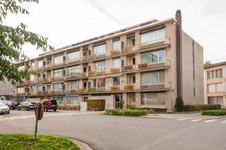<p><span>Gelijkvloers appartement met 2 a 3 slaapkamers en terrasje in hartje Schoten</span></p><p><span>Ontdek dit gezellige gelijkvloers appartement, ideaal gelegen aan de Zamenhoflaan 5 in Schoten, op wandelafstand van winkels/markt, openbaar vervoer en invalswegen.</span></p><p><span>Het appartement beschikt over een ruime woonkamer (34m²) en aansluitend een praktische keuken (7.9m²) voorzien van het nodige comfort. Vanuit de leefruimte is er toegang tot een gezellig, overdekt terrasje perfect om te genieten van een koffiepauze en langs de straatkant afsluitbaar met rolluik.</span></p><p><span>Er zijn 2 volwaardige slaapkamers (14,8m² + 12m²), beide met elektrische rolluiken en nog een extra tussenkamer (7,6m²), ideaal als dressing, bureau, logeerkamer of hobbyruimte. De badkamer is uitgerust met een ligbad, lavabo in meubel en aansluiting voor wasmachine. Het toilet bevindt zich apart in de inkomhal.</span></p><p><span>Extra troeven: aparte privéberging inclusief de vraagprijs in de gemeenschappelijke gang, gemeenschappelijke fietsenstalling, lage vaste kosten (€115/maand) en geen bijdrage voor de lift !! EPC-label D = GEEN renovatie verplichting</span></p><p><span>Momenteel verhuurd aan zeer correcte huurders, wat dit appartement ook interessant maakt als investeringspand.</span></p><p><span>*De vermelde bewoonbare oppervlakte is gebaseerd op de bruikbare vloeroppervlakte zoals vermeld op het EPC-verslag</span></p><p><span> </span></p><p><span> </span></p>