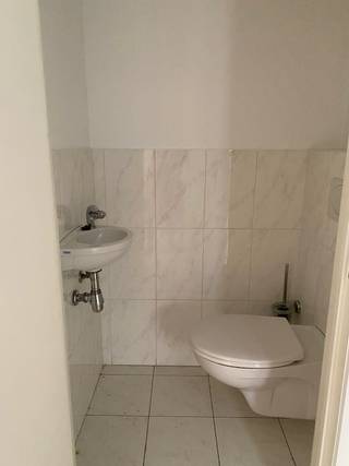 Momenteel is het appartement verhuurd aan een TOP huurder (843,82€/maand). Wij zoeken dan ook een investeerder om onze huurder mee over te nemen. Dit appartement is zeer centraal gelegen nabij winkels, openbaar vervoer, scholen, ... Klein gebouw met 6 appartementen. Lage gemeenschappelijke kosten. Alle meters van gas, elek en water zijn afzonderlijk. Lift aanwezig in het gebouw. Indeling: inkomhal met aparte toilet, ruime woon-en eetkamer met veel lichtinval, geïnstalleerde keuken, berging, badkamer met bad, douche en dubbele spoeltafel, 2 slaapkamers waarvan 1 met terras. Electriciteit conform! Afzonderlijke kelder voorzien. Voor meer informatie of vrijblijvend plaatsbezoek 0488/60.05.07