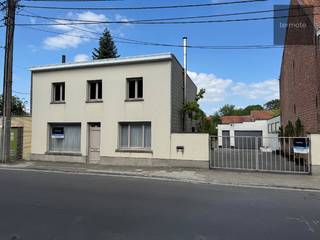 Deze eigendom is ideaal geschikt voor iedereen die nood heeft aan ruimte zowel in de woning als met de bijhorende werkplaats van 200m²Het woonhuis...