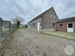Deze ruime woning is centraal gelegen in Meeuwen en biedt een aangename woonomgeving met alle dagelijkse voorzieningen binnen handbereik. Dankzij de gunstige ligging geniet u bovendien van een vlotte verbinding naar onder andere Genk en omliggende gemeenten. De woning beschikt daarnaast over een garage, wat zorgt voor extra comfort en parkeergelegenheid.<br /><br />Algemeen: <br />- verwarming op aardgas; <br />- EPC label F ;<br />- Dubbele beglazing. <br /><br />Indeling: <br />- Inkomhal<br />- Woonkamer<br />- Keuken <br />- 3 slaapkamers<br />- Badkamer <br />- Apart toilet<br />- Garage<br />