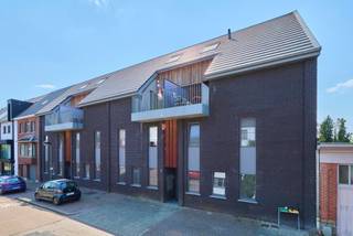 Rustig gelegen duplex appartement in het centrum van Zolder met 2 slaapkamers. Je geniet van alle rust, terwijl je in geen tijd ook in het...