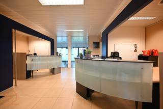 Dit voormalig bankkantoor is gelegen op een belangrijke invalsweg van Menen richting Moeskroen.Naast de zeer commerciële ligging en parking aan de...