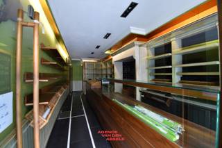 Unieke, authentieke winkelruimte in het hart van Brugge, gelegen in een drukbezochte winkelstraat. De winkel biedt een mooie oppervlakte met veel opslagplaats, wat het ideaal maakt voor diverse bedrijfsactiviteiten. Bovendien beschikt de ruimte over een praktische uitgang aan de achterkant, perfect voor leveringen of een extra toegang voor klanten. De locatie is vlot bereikbaar en biedt volop mogelijkheden om uw onderneming te laten groeien.<br />In de bovengelegen woonst, die thans een grondige renovatie ondergaat, treft u een nieuwe keuken, leefruimte, 3 slaapkamers en een badkamer met ligbad.<br />Een mooie opportuniteit voor wie wonen en werken wil combineren.<br />Geen nachtwinkel of horeca!<br />Aarzel niet contact met ons te nemen op het nummer 050/33.39.76 voor meer informatie of een vrijblijvend bezoek ter plaatse.