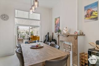 Deze <strong>centraal</strong> <strong>gelegen</strong> woning in Blankenberge, op <strong>wandelafstand</strong> van het <strong>strand</strong>, het <strong>station</strong> en de <strong>Grote</strong> <strong>Markt</strong>, is volledig <strong>instapklaar</strong>. De ruime en <strong>lichtrijke</strong> <strong>woning</strong> beschikt over een <strong>zuidgerichte</strong> <strong>koer </strong>van maar liefst <strong>25m2</strong>, ideaal om ten volle te genieten van zonnige dagen.<br /><br />Bij het binnenkomen van de <strong>leefruimte</strong> bevindt zich een <strong>open</strong> <strong>ingerichte</strong> <strong>keuken</strong> die perfect aansluit aan de <strong>landelijke</strong> <strong>karakter</strong> van het huis binnen in. Naast de leefruimte met de open keuken is er ook een toilet beschikbaar.<br /><br />Als je de eerste trap naar boven neemt zijn er <strong>twee</strong> <strong>ruime</strong> <strong>kamers</strong> te vinden. Daarnaast is er ook een <strong>badkamer</strong> aanwezig op het eerste verdiep met <strong>bad</strong>, <strong>douche</strong> en toilet. De volgende trap leidt zich toe tot aan de zolder waar er <strong>derde ruime slaapkamer </strong>te vinden is met een <strong>tweede</strong> <strong>badkamer</strong> dat zich beschikt over een <strong>douche</strong> en toilet.<br /><br />Een plus punt dat deze woning met zich meebrengt is dat er ook een <strong>kelder</strong> aanwezig is wat deze woning het nog <strong>unieker</strong> maakt. De woning is perfect geschikt voor als <strong>vaste</strong> <strong>woonst</strong> of als <strong>tweede</strong> <strong>verblijf</strong>. 