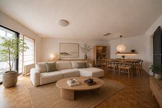 Info en bezoeken: anastasia.seider@weinvest.be<br />| 02 315 77 22 |<br /><br />We Invest heeft het genoegen dit appartement met drie slaapkamers voor te stellen, gelegen op de 3e verdieping.<br /><br />Appartement van 105 m², gelegen in een rustige straat en tegelijk genietend van een strategische ligging in de onmiddellijke nabijheid van alle voorzieningen. Dit appartement charmeert door zijn royale volumes en zijn prachtige lichtinval.<br /><br />Gelegen op de 3e verdieping van een goed onderhouden gebouw van 7 verdiepingen en harmonieus ingedeeld, omvat het drie comfortabele slaapkamers, twee badkamers en een ruime, lichtrijke woonkamer die dagelijks een aangename leefomgeving garandeert.<br />De grootste troef zijn de twee grote, ideaal georiënteerde buitenruimtes, waardoor u de hele dag optimaal van natuurlijk licht kunt genieten.<br /><br />Het appartement verkeert in goede algemene staat, met PVC-ramen met dubbele beglazing en een zeer goede EPC-score.<br />EPC C+ – 107 kWh/(m².jaar) – CO₂: 27 kg/(m².jaar).<br /><br />Een kelder vervolledigt het geheel.<br /><br />De mede-eigendom wordt zorgvuldig beheerd en beschikt over een nieuwe warmtekrachtkoppelingsketel, een beveiligde fietsenruimte en een vuilnislokaal.<br />Een ideaal pand voor een gezin of als investering, dat comfort, ruimte en licht combineert.<br />Klaar om zijn nieuwe eigenaars te verwelkomen.<br /><br />Info en bezoeken: anastasia.seider@weinvest.be<br /> | 02 315 77 22