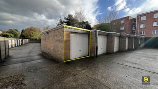 Garagebox met elektrische poort! Afmetingen: Diepte: 5,7mHoogte poort: 2,03mInkom breedte: 2,20m Direct beschikbaar!Interesse? Stuur een mail naar...