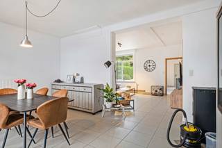 <p>Op een prachtig perceel van 846 m² vind je deze warme en charmante gezinswoning, omgeven door rust, natuur en een open gevoel dat meteen uitnodigt om te genieten van het buitenleven. Met 124 m² bewoonbare oppervlakte, een ruime indeling en een grote tuin met schuilhok voor dieren is dit een ideale thuis voor wie landelijk wil wonen zonder in te boeten aan comfort of bereikbaarheid.<br /><br />Gelijkvloers<br />Ruime woonkamer met zicht op de groene omgeving, perfect voor gezellige avonden en ontspannen familiemomenten.<br /><br />Ingerichte keuken die aansluit op de leefruimte, ideaal voor wie houdt van koken en samen tafelen.<br /><br />Badkamer met inloopdouche en toilet.<br /><br />Garage met extra opbergmogelijkheden.<br /><br />Werkplaats, ideaal voor hobbyisten, zelfstandigen of wie graag creatief bezig is.<br /><br />Grote tuin met schuilhok voor dieren, een absolute troef voor gezinnen, dierenliefhebbers of wie droomt van een eigen stukje natuur.<br /><br />Verdieping<br />Drie volwaardige slaapkamers.<br /><br />Nachthal met bureel, ideaal als werkplek, studeerhoek of rustige leesruimte.<br /><br />Buitenruimte<br />De tuin is een echte blikvanger: ruim, groen en boordevol potentieel. Perfect voor dieren, speelruimte, moestuin, ontspanning of toekomstige uitbreidingen. Dankzij de perceelbreedte geniet je van privacy en een open, landelijk gevoel.<br /><br />Ligging<br />Hoewel de woning landelijk gelegen is, geniet je van een uitstekende verbinding naar Kortrijk, Brugge, diverse invalswegen en de autostrade. Rustig wonen met alle voorzieningen binnen handbereik.<br /><br />Voor meer info of een bezoek, contacteer Bruno 0496 2345126 of bruno.vanthuyne@acasa.immo</p>