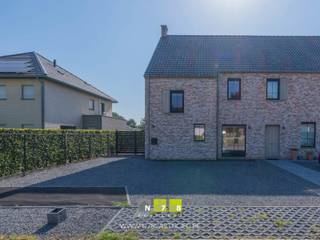 <span><strong>HALFVRIJSTAANDE NIEUWBOUWWONING MET 3 SLAAPKAMERS OP EEN PERCEEL VAN 4A58CA TE OUDSBERGEN (WIJSHAGEN) <br /><br />TROEVEN<br /></strong>- Rustige ligging. <br />- Gelegen in de buurt van natuurgebied "Duinengordel". <br />- Diverse wandel-en fietsroutes.<br />- Vlotte verbinding naar omliggende gemeenten.<br />- Volledig instapklaar &amp; afgewerkt met kwalitatieve materialen. <br />- Energiezuinige woning! A-label! <br />- Elektriciteit is conform! <br />- Aanwezigheid van airco in de woonkamer/keuken. <br />- 3 slaapkamers met mogelijkheid tot 1 extra slaapkamer op zolder.<br />- Mooie tuin met terras aan de achterzijde met een weids uitzicht.<br />- Totale vloeroppervlakte incl. zolderruimte: 139m². <strong><br /><br /></strong><strong>GELIJKVLOERS 00<br /></strong></span>- Inkomhal ((2,06 x 2,02)+(0,90 x 1,50)=5,51<span>m²)</span>: houten trap naar de eerste verdieping, tegelvloer. <br />- Woonkamer (3,72 x 8,26=30,73<span>m²):</span> airco, veel lichtinval dankzij grote raampartijen, schuifraam naar het terras, doorgang naar de keuken, laminaat<br />- Keuken (3,00 x 2,73=8,19<span>m²)</span>: geïnstalleerde keukenwand met onderkasten, bovenkasten, kookvuur,koelkast, microgolfoven; spoel/ziteiland met vaatwasser, spoelbak,lades, kasten; deur naar koele berging en achterzijde van de woning, tegelvloer. <br />- Berging (1,73 x 2,60=4,50<span>m²)</span> aansluiting wasmachine en droogkast, tegelvloer. <br />- Gastentoilet (0,98 x 1,47=1,44<span>m²)</span>: spoelbakje koud water, hangtoilet, tegelvloer. <br /><br /><span><strong>VERDIEPING</strong> <strong>+01<br /></strong>- Overloop (1,06 x 3,11=3,30m²): houten trap naar het gelijkvloers en tweede verdieping, laminaat. <strong><br /></strong></span>- Badkamer (3,89 x 2,58=10,04<span>m²)</span>: ingericht badmeubel met dubbele lavabo en onderlades, spiegel met ledverlichting; betegelde inloopdouche, hangtoilet, tegelvloer. <br />- Slaapkamer 1 achtergevel ((2,55 x 3,92) +( 1,2 x 2,71 )= 13,25<span>m²))</span>: laminaat<br />- Slaapkamer 2 voorgevel (4,23 x 2,54=10,74<span>m²)</span>): laminaat.<br />- Slaapkamer 3 voorgevel (3,80 x 2,69=10,22<span>m²)</span>): laminaat. <br /><br /><span><strong>ZOLDERVERDIEPING</strong> <strong>+02 | BEREIKBAAR VIA VASTE HOUTEN TRAP<br /></strong></span>- Mogelijkheid tot nog een extra slaapkamer (6,47 x 6,34=41,02<span>m²)</span>: vloer + plafond nog af te werken, dakhelling geïsoleerd. <br /><br /><span><strong>EXTERIEUR<br /></strong></span>- Oprit met grindkiezel.<br />- Achterzijde afgesloten met toegangspoort. <br />- Ruim terras (6,75 x 4,85=32,74): voorzien van buitenkraantje, tegelvloer. <br />- Volledig omheinde tuin. <br /><br /><span><strong>7 ZONNEPANELEN SINDS 24/03/2026</strong><br />- In de verkoopprijs zit het volledige zonnepanelensysteem begrepen (zonnepanelen, omvormer, collectoren e.a. toebehoren).<br /><br /><strong>EXTRA</strong> | De binnendeuren worden geschilderd opgeleverd.<br /><br /></span><span>Bekijkt u deze advertentie via een aanverwante vastgoedsite, surf dan zeker naar onze website <strong>www.N78vastgoed.be</strong> voor een uitgebreide beschrijving en foto's. <strong>Meer info: +32 (0)89 86 18 88 of info@N78vastgoed.be.</strong></span>