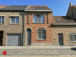 In de Fabriekstraat in Kallo wacht een charmante en verrassend ruime gezinswoning op nieuwe bewoners. Met 195 m² woonoppervlakte, vier slaapkamers en...