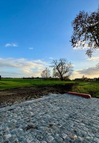 Aan de Tieltstraat 210 in Meulebeke bieden wij drie ruime bouwgronden te koop aan (774 – 778 m²), gelegen in een rustige omgeving met zuidoostgerichte tuinen.<br />Wie op zoek is naar een mooie kavel om op te bouwen, vindt hier een bijzonder aangename locatie dichtbij winkels, scholen en vlotte verbindingen naar Tielt, Kortrijk en Gent.<br />Alle nutsvoorzieningen zijn aanwezig.<br />Neem vandaag nog contact op voor meer info !