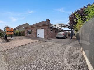 <p>Mooie en rustig gelegen woning in Betekom.</p><p>Onmiddellijk beschikbare en instapklare gezinswoning.<br />Drie slaapkamers waarvan 1 ruime op het gelijkvloers en een kinderslaapkamer en grote slaapkamer op de eerste verdieping alsook met apart toilet.<br />Op de slaapkamers zijn ingebouwde kasten.<br />Zuidgerichte lichtrijke living en keuken met grote schuifraam.<br />Tien zonnepanelen, recente aardgasverwarming.<br />Mooie badkamer met toilet. Garage en twee carports.<br />EPC-score van 155 kWh/m².<br />Mooie tuin en rustige buitenruimte.<br />Perceel van bijna 7 are, waarvan 177m² bewoonbare oppervlakte.<br />Op wandelafstand van het centrum van Betekom met winkels en horeca.<br />Vlotte verbinding naar E314 en station Aarschot.<br />Doe een goed bod en maak van deze verzorgde woning uw nieuwe thuis.</p><p>Wil jij hier je nieuwe thuis van maken?  Bel dan 016/90 10 21 of mail info@future-home.be.</p><p>EPC: 155 UC: 20260518-0003871704-RES-1</p><p>Wens je een gratis schatting? Vergeet dan zeker geen contact met ons op te nemen!!!<br /> </p><br />