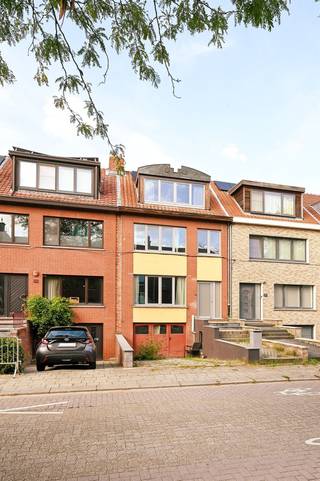 Bekijk deze woning uitgebreid op www.koosi.beDeze ruime woning met 5 slaapkamers en leuke tuin is gelegen in de Van Dijckstraat te Mortsel. Deze straat is zéér populair omdat ze rustig maar toch centraal gelegen is en alles wat je dagdagelijks nodig hebt op korte afstand te vinden is.Zowel scholen, jeugdbeweging, winkels, treinstation, tramhalte, frijthoutpark zijn gemakkelijk te voet bereikbaar.De woning is voorzien van nieuwe ramen, zonnepanelen en airco.Gelijkvloers met living, eetplaats en keukenWe betreden de woning via een ruime en lange hal met gastentoilet en komen dan terecht in de living.Vooraan op het gelijkvloers is het salon gelegen op een laminaatvloer, deze ruimte is voorzien van een airco.Achteraan is momenteel voorzien als eetplaats met daarnaast de halfopen keuken.Grenzend aan de tuin vinden we nog een aanbouw in de vorm van een halve cirkel met grote ramen die direct toegang bieden tot de leuke tuin.2 verdiepingen met 5 slaapkamers, dressing, bureau en grote badkamerAls we de trap oplopen richting 1ste verdieping vinden we centraal een grote kamer die gebruikt wordt als dressing.Achteraan, met zicht op de tuin, en verbonden met de dressing is de grote slaapkamer gelegen. Vooraan vinden we nog een kleine kamer die dienst kan doen als bureau, daarnaast ligt nog een grote slaapkamer. Ook op de eerste verdieping is achteraan een grote badkamer met bad, douche, dubbele lavabo en toilet voorzien.Op de tweede verdieping vinden we nog 3 slaapkamers, 1 grote kamer is vooraan gelegen en 2 kleinere kamers bevinden zich achteraan.Tuin, garage, kelder en omgevingDe leuke tuin achter de woning is wat op te frissen maar in deze grote tuin, waar het rustig vertoeven is, kan je de hele dag van de zon genieten.Zoals je op de foto van de gevel kan zien is de garage onder de woning gelegen, achter en naast deze grote garage is nog veel kelderruimte om materiaal en fietsen te plaatsen.De woning is voorzien van zonnepanelen en airco.