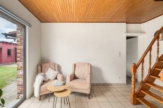 <p>Te koop: halfopen woning in Watermolenstraat 51, Beveren-Kruibeke-Zwijndrecht, rustig gelegen en nabij openbaar vervoer.</p>
<p>Deze woning uit 1952 biedt een aangename combinatie van ruimte en comfort. Dankzij de rustige ligging geniet u van privacy, terwijl u toch vlot toegang heeft tot voorzieningen en openbaar vervoer. Met drie ruime slaapkamers is dit huis ideaal voor gezinnen. De grote tuin van ongeveer 200 m² met garage maakt het plaatje compleet en biedt volop mogelijkheden voor ontspanning en hobby’s.</p>
<p>Belangrijkste ruimtes:<br />• Ruime living (33 m²) met veel lichtinval<br />• Keuken (20 m²) met dubbele spoelbak, oven, ontbijthoek en ingemaakte kasten<br />• Badkamer (12 m²) met douche, ligbad, toilet, wastafel in meubel, aansluiting voor wasmachine en droogkast<br />• Slaapkamer (20 m²)<br />• Slaapkamer (13 m²)<br />• Slaapkamer (11 m²)<br />• Berging (3 m²)<br />• Garage (19 m²)<br />• Tuin (200 m²)</p>
<p>Troeven:<br />• Rustig gelegen<br />• 3 ruime slaapkamers<br />• Grote tuin met garage</p>
<p>Neem vandaag nog contact op met uw ERA-makelaar voor een bezoek. JOUW DROOMHUIS. ZO GEVONDEN!</p>