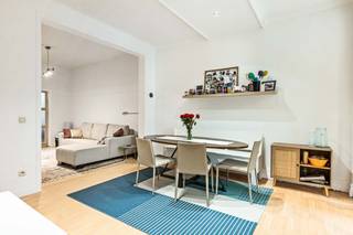 Deze gezellige woning is gelegen in de Mattheus Corvensstraat te Deurne, op een uitstekende locatie. U bevindt zich op wandelafstand van het Rivierenhof, openbaar vervoer, winkels en belangrijke invalswegen.<br /><br />Bij het betreden van de woning komt u terecht in een ruime inkomhal. Vanuit de hal heeft u toegang tot de lichtrijke leefruimte en een aparte bureauruimte, ideaal voor thuiswerk of als hobbykamer. Aansluitend aan de leefruimte bevindt zich de volledig uitgeruste keuken. Deze is voorzien van een vaatwasser, een 4-pits gasfornuis, dampkap, elektrische oven en voldoende opbergruimte.<br /><br />Naast de keuken bevindt zich de eerste badkamer en heeft u toegang tot de aangename tuin. Deze badkamer is uitgerust met een ligbad met douchefunctie, een lavabo in meubel en een toilet.<br /><br />De gezellige, zuidgerichte tuin biedt de ideale plek om te genieten van de zon. Achteraan de tuin bevindt zich bovendien een praktisch tuinhuis.<br />Op de eerste verdieping bevinden zich twee tot drie ruime slaapkamers (ca. 21 m², 19,5 m² en 14 m²), een aparte wasruimte met aansluitingen voor wasmachine en droogkast, en een volledig gerenoveerde badkamer (2022). Deze moderne badkamer beschikt over een inloopdouche, een lavabo en een hangtoilet.<br /><br />Troeven:<br />+ 3 ruime slaapkamers<br />+ Zuidgerichte, gezellige tuin<br />+ Achtergevel geïsoleerd (2025)<br />+ Vernieuwde badkamer (2022)<br />+ Ruime, volledig uitgeruste keuken<br />+ Gunstige ligging nabij Rivierenhof, winkels en openbaar vervoer<br />+ Conforme elektrische installatie<br /><br />Heeft u Interesse in deze woning? Neem dan contact op met VB Vastgoed op het nummer 03 337 50 70 of via info@vbvastgoed.be